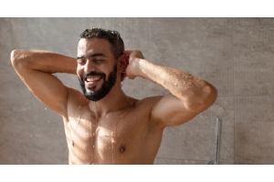 hombre disfrutando de un baño con regadera eléctrica